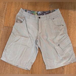 Lululemon men’s wet dry cargo shorts size 36. Light tan/cream.